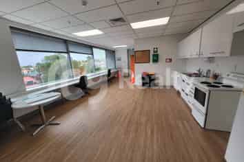 PREMIUM LOCATION & OFFICE IN THE HEART OF GREENLANE 