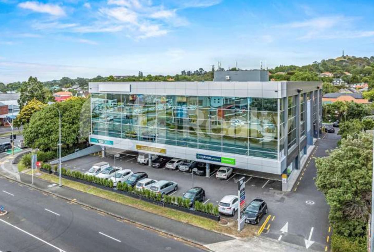 PREMIUM LOCATION & OFFICE IN THE HEART OF GREENLANE