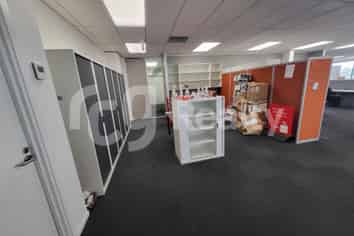 PREMIUM LOCATION & OFFICE IN THE HEART OF GREENLANE 
