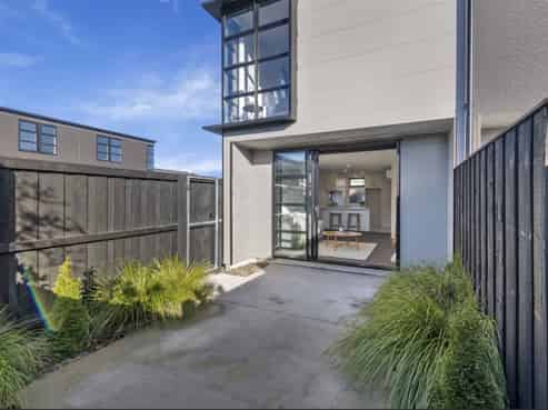2/68 Barbour Street, Waltham