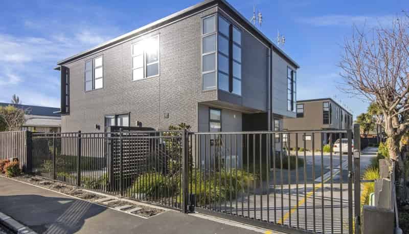 2/68 Barbour Street, Waltham