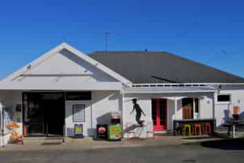 Kakanui Beachside Shop and Home