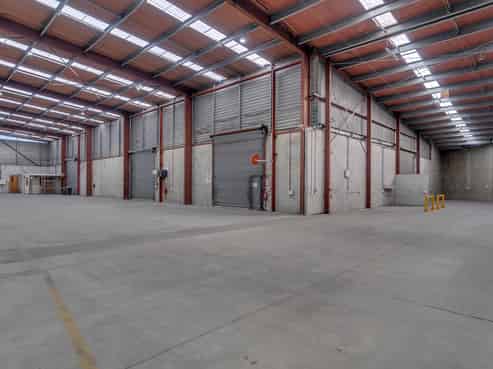 Modern, high-stud warehouse - Hornby