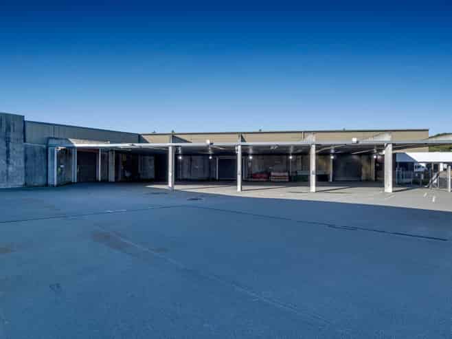 Modern, high-stud warehouse - Hornby