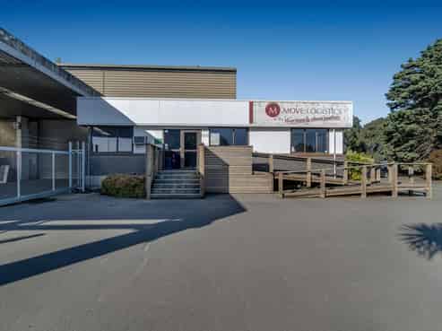 Modern, high-stud warehouse - Hornby