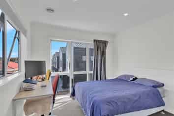 1/113 Knighton Road, Hillcrest