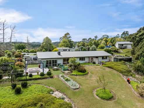 1479 East Coast Road, Redvale