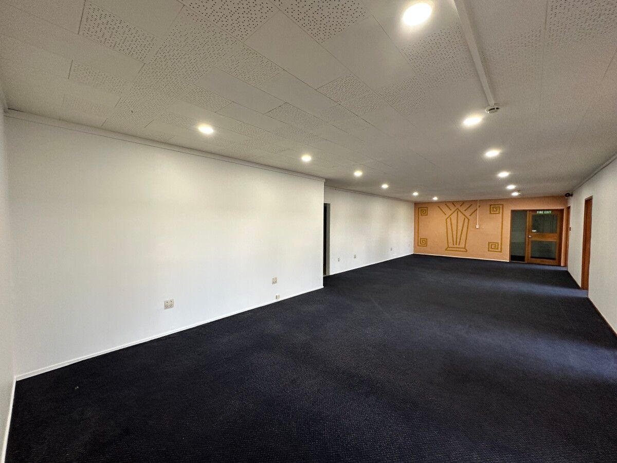 Open Plan Office With Amenities - Mehr