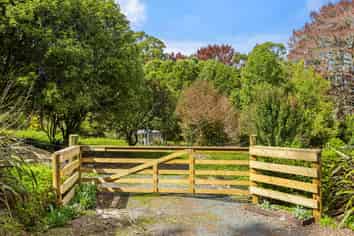1481 East Coast Road, Redvale