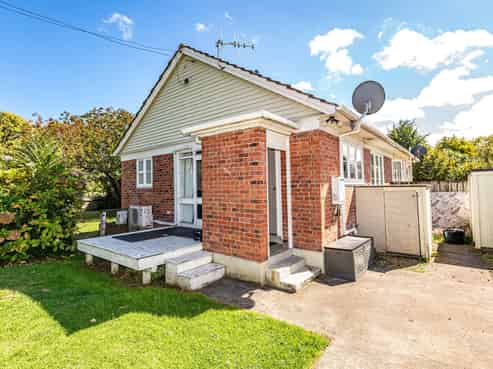 102 Anzac Parade, Whanganui East