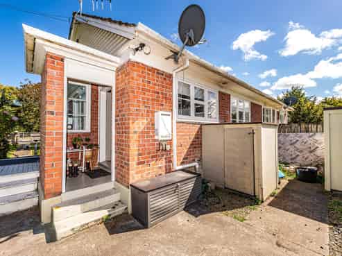 102 Anzac Parade, Whanganui East