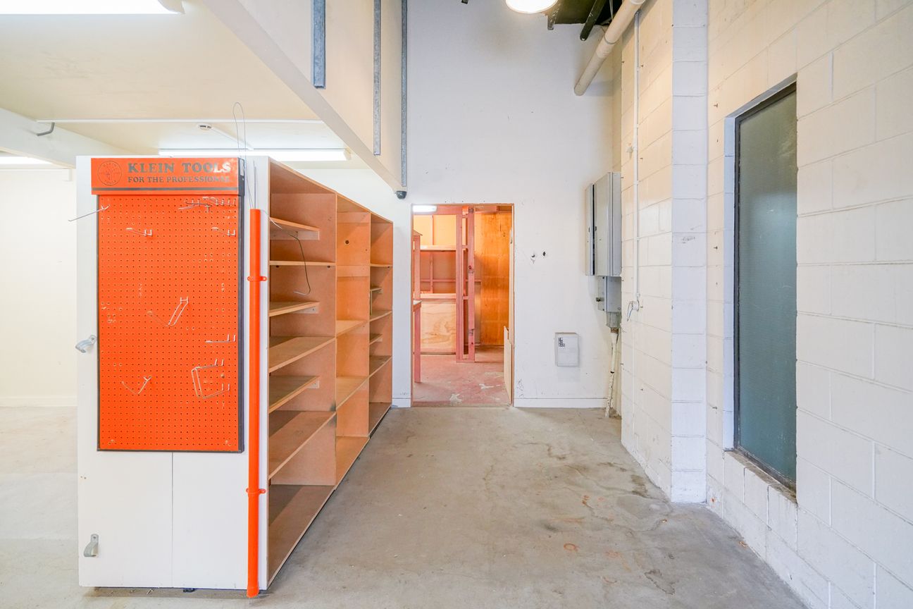 Versatile Office, Storage & Workshop - Altro