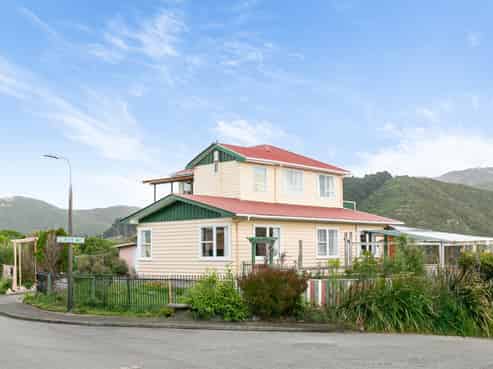 12 Camrose Grove, Kingston