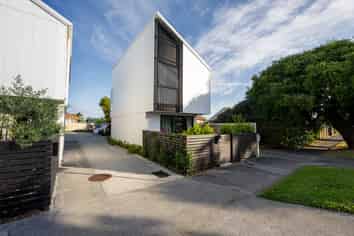4/2 Riversdale Road, Avondale
