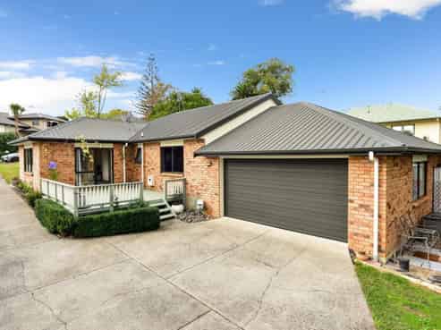 24 Palm Grove Drive, Western Heights