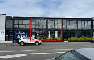 Trendy office / showroom / retail space 