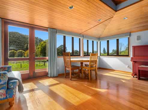 1335 Manawahe Road, Manawahe