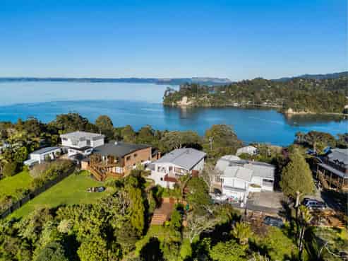 16 Arapito Road, Titirangi