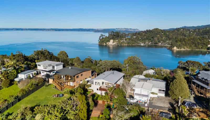 16 Arapito Road, Titirangi