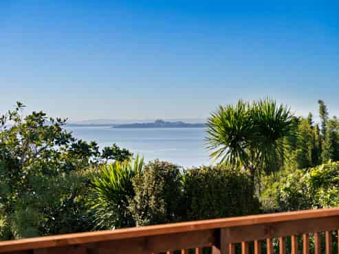 16 Arapito Road, Titirangi