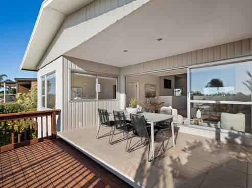 16 Arapito Road, Titirangi