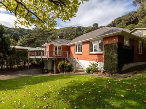 231 Whites Line East, Waiwhetu