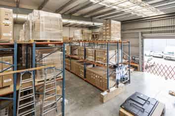 Pole position – road front industrial