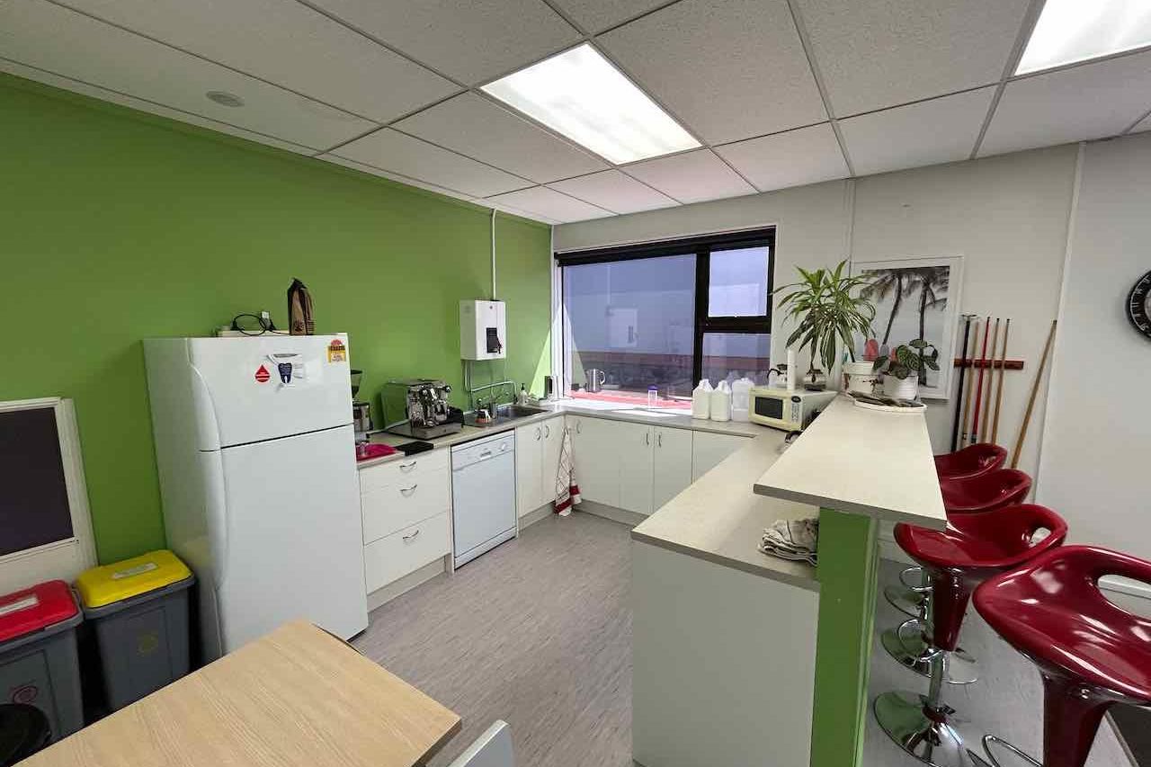 Cheap sunny office and server room (with AC) - Vista 5