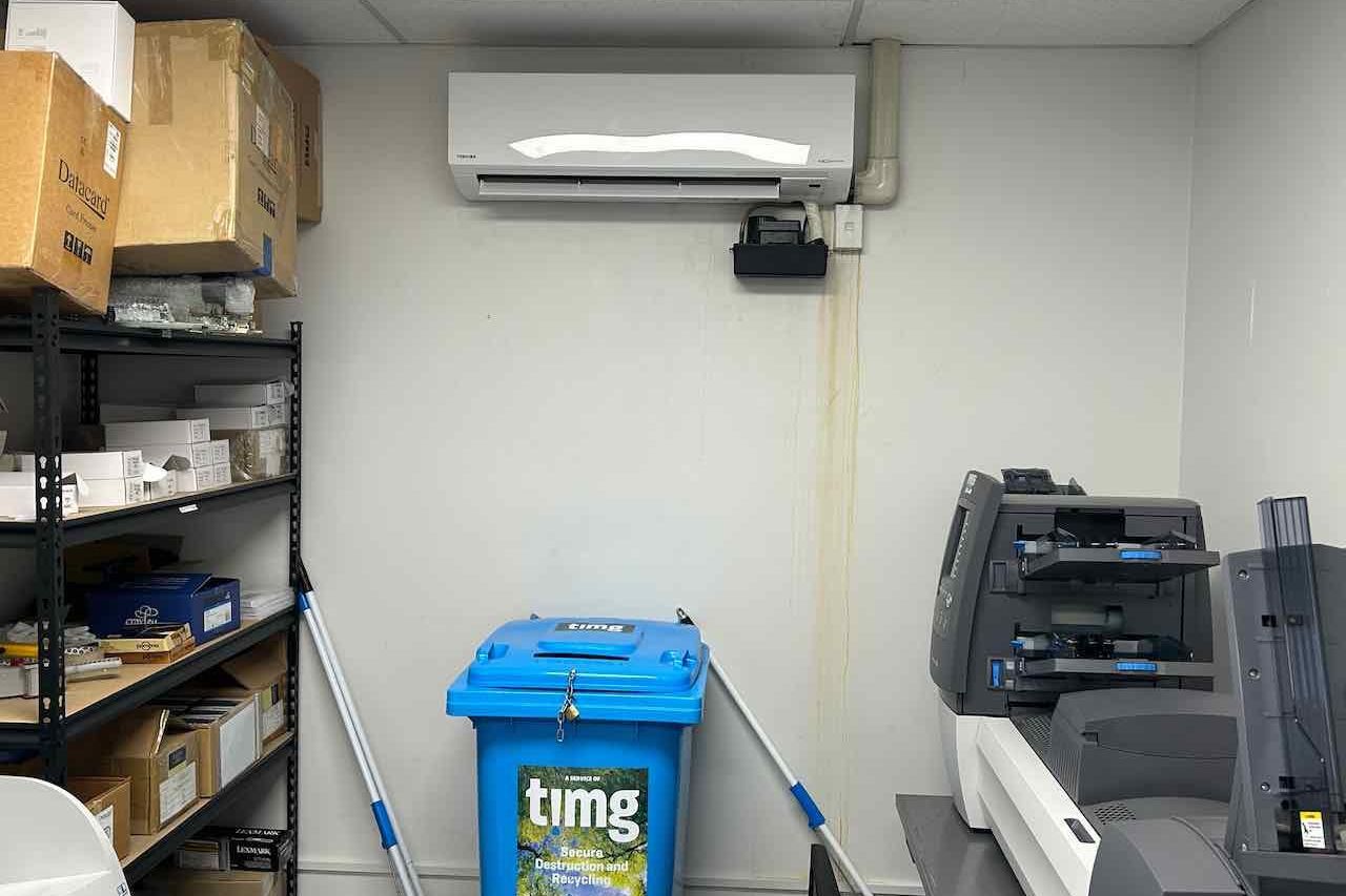 Cheap sunny office and server room (with AC) - Vista 4