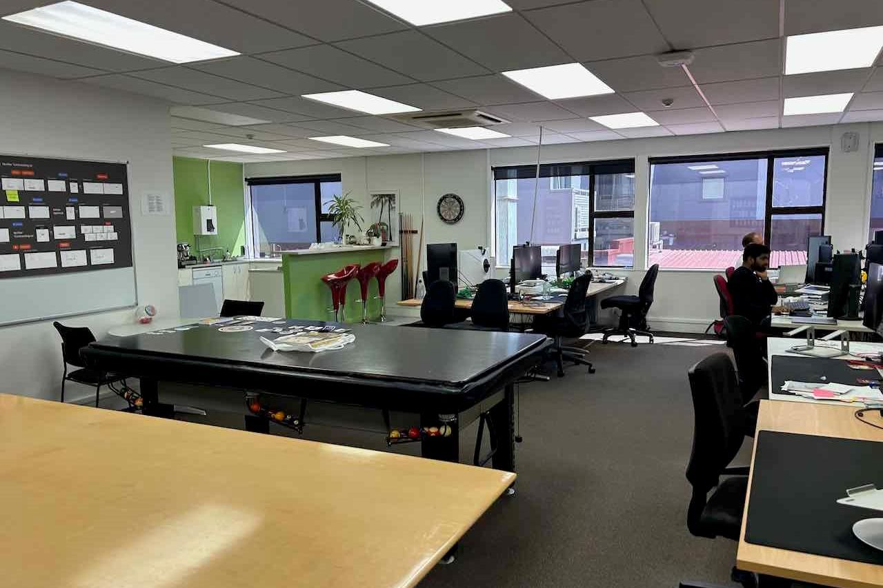 Cheap sunny office and server room (with AC) - Vista 2