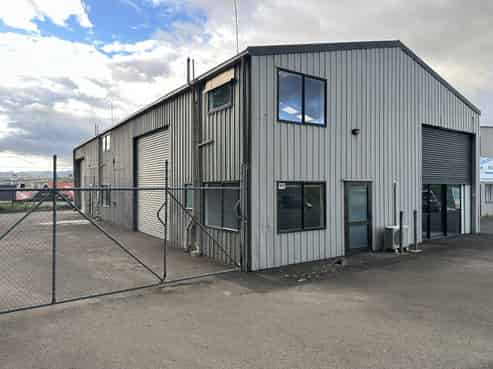 Industrial unit with yard and profile