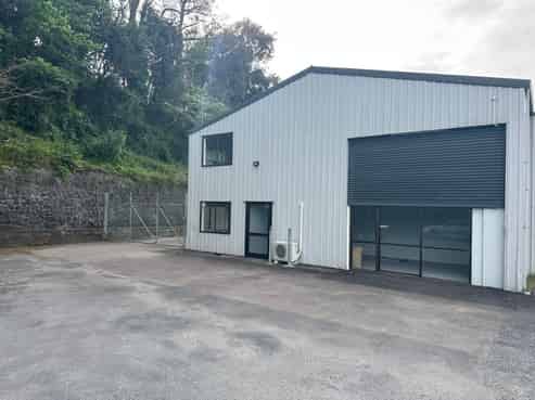 Industrial unit with yard and profile