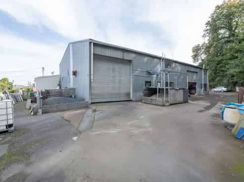 Industrial unit with yard and profile