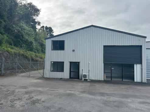 Industrial unit with yard and profile