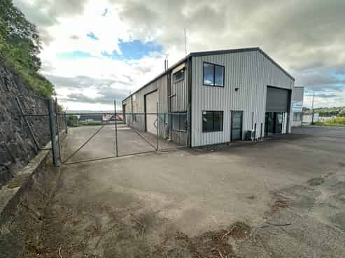 Industrial unit with yard and profile