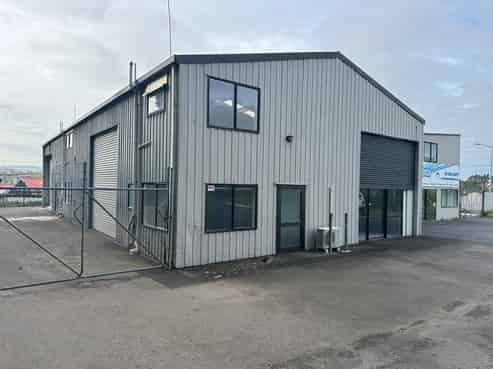 Industrial unit with yard and profile