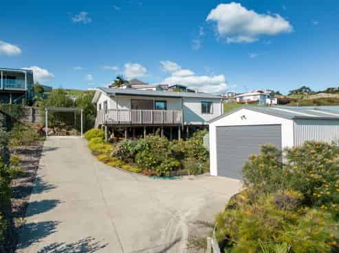 6 Loke Crescent, Coopers Beach