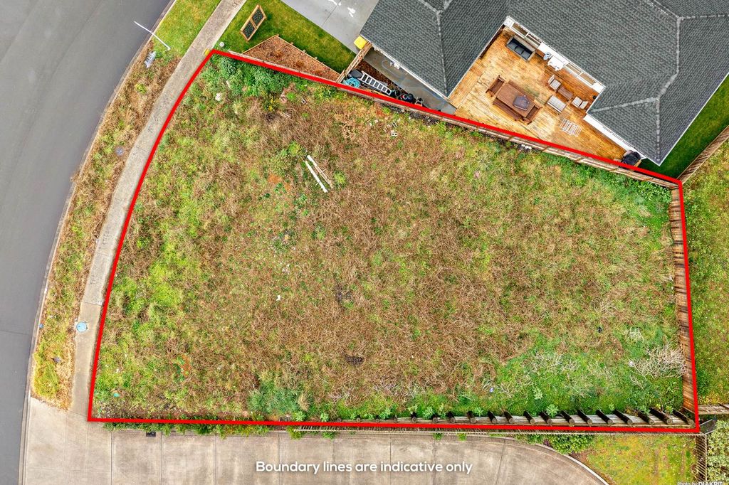 TAKE THIS OPPORTUNITY TO BUILD YOUR DREAM HOME! 2