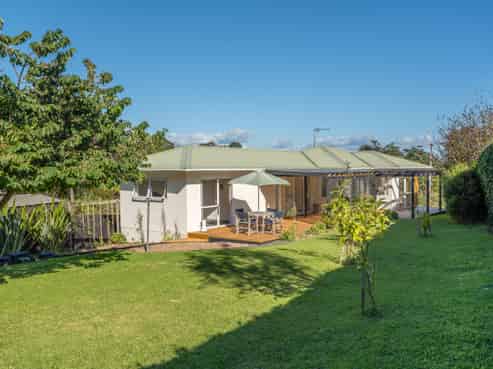 27 Alison Road, Surfdale