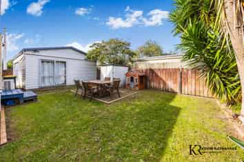 2/100 Beach Road, Pahurehure