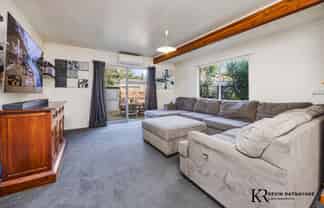 2/100 Beach Road, Pahurehure