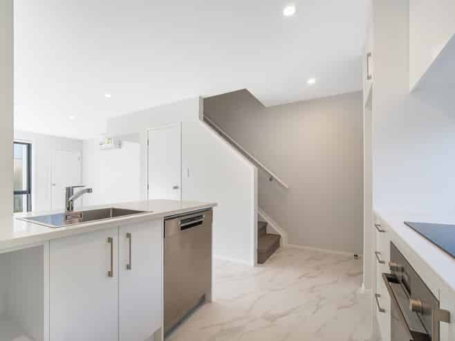 2/31 Ayton Drive, Totara Vale