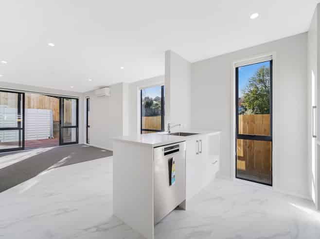 8/31 Ayton Drive, Totara Vale