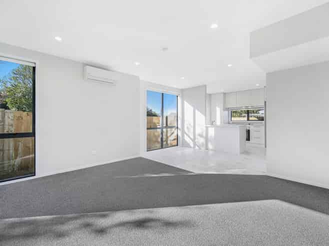 8/31 Ayton Drive, Totara Vale