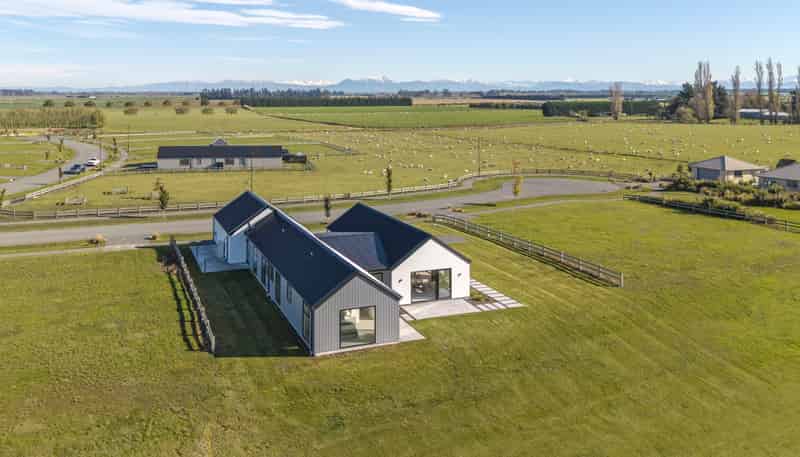 14 Village Green Drive, Huntingdon