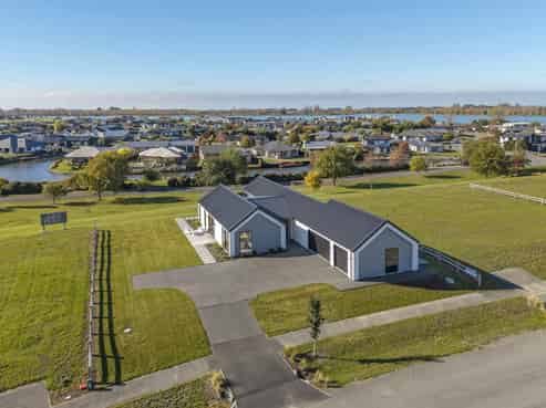 14 Village Green Drive, Huntingdon