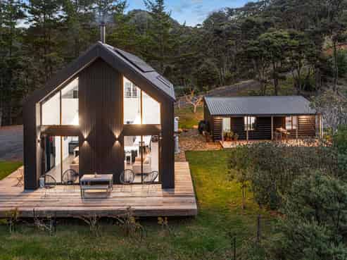 16 Long Road, Waitakere