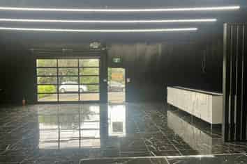 VERSATILE COMBINATION OF SHOWROOM AND OFFICE
