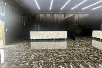 VERSATILE COMBINATION OF SHOWROOM AND OFFICE
