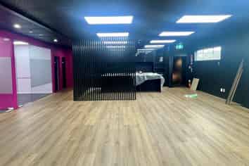 VERSATILE COMBINATION OF SHOWROOM AND OFFICE
